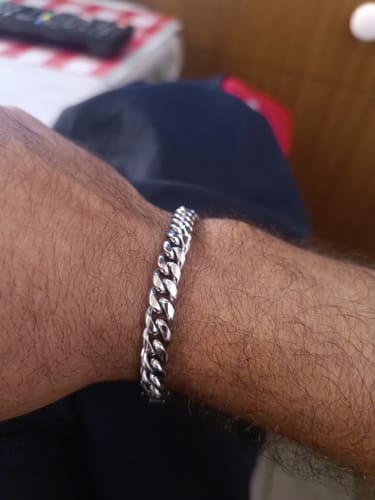 Primer plano de la Pulsera Cuban 8mm de un cliente en su muñeca.