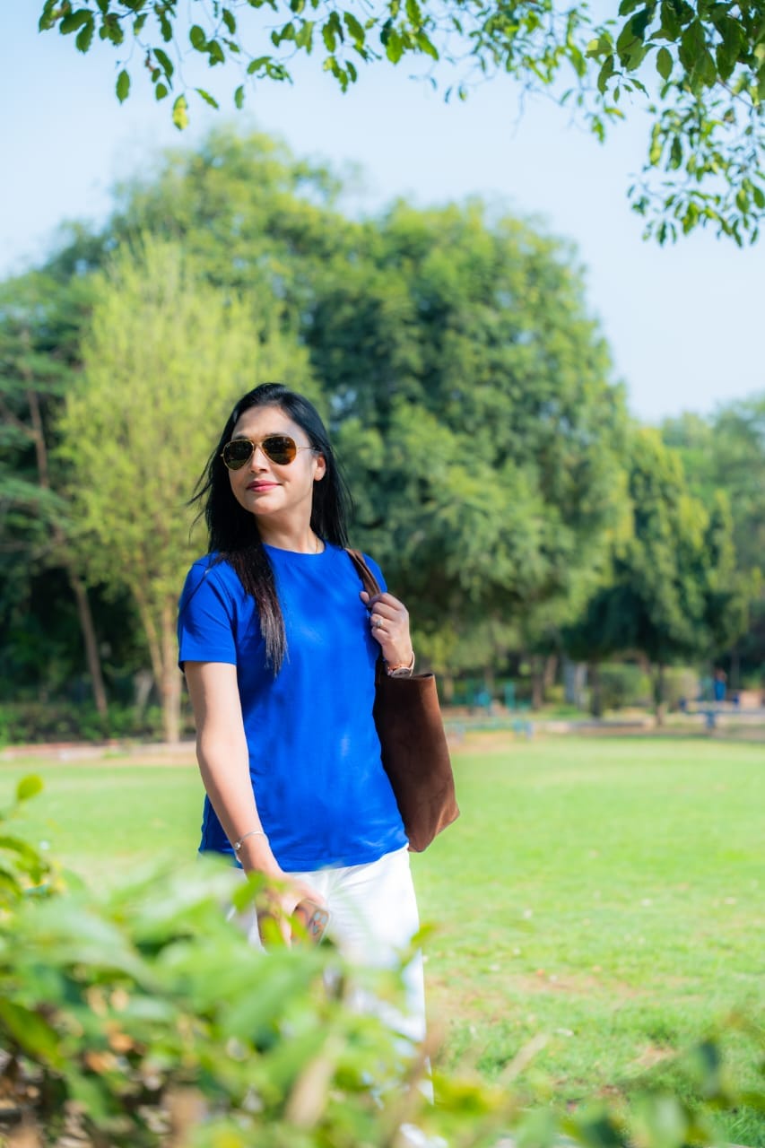 Customer photo review of iCotton Signature Vee Neck Tee