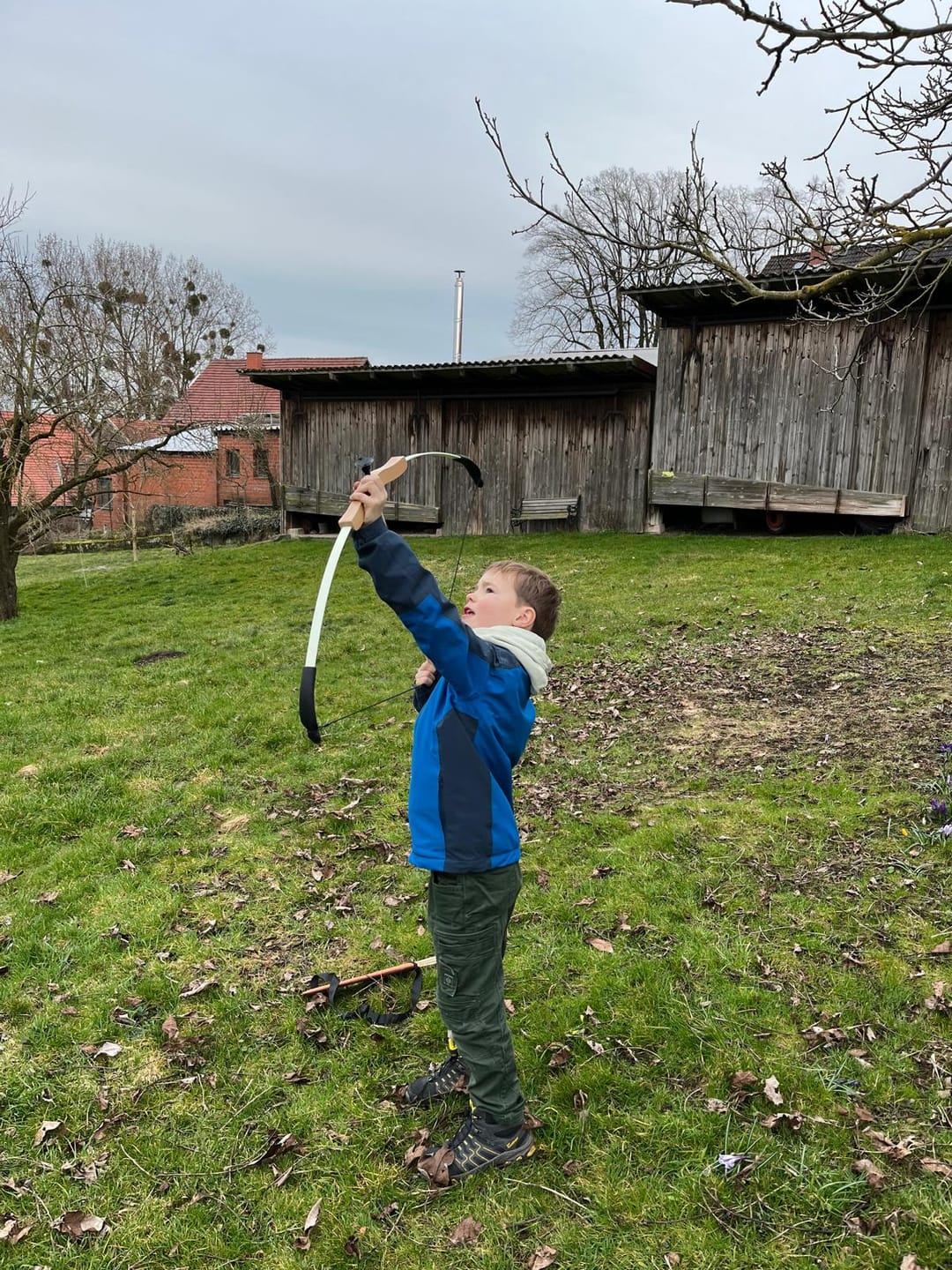 Customer photo review of Takedown Kinderbogen – Fiberglas & Holz, mit Saugnapfpfeilen, Köcher & Zielscheibe