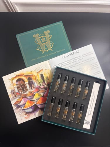Reviewer's Discovery Set displayed open, showing ten sample vials, a descriptive booklet, and a voucher.
