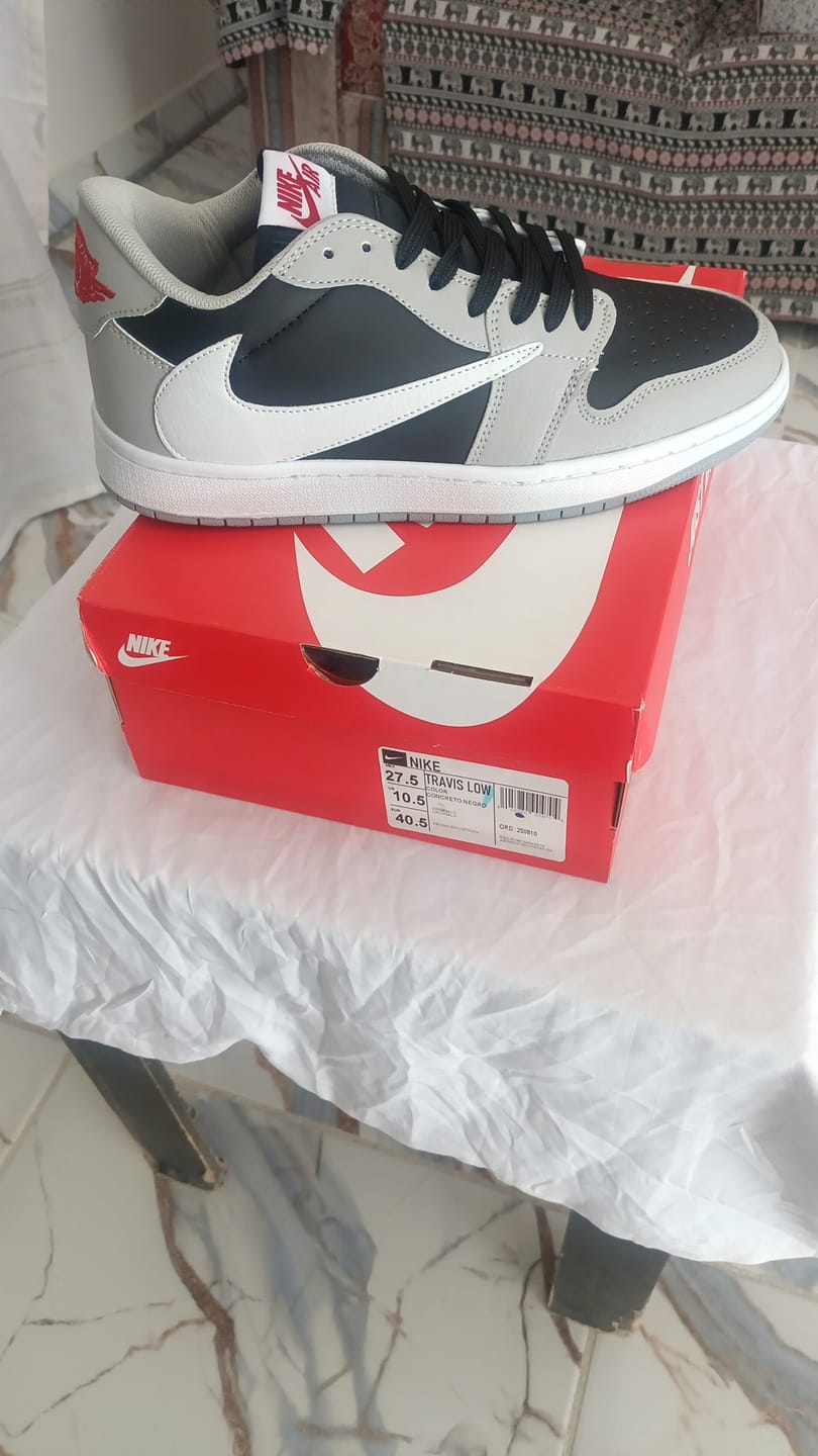 Customer photo review of Tenis Travis Low Concreto Negro