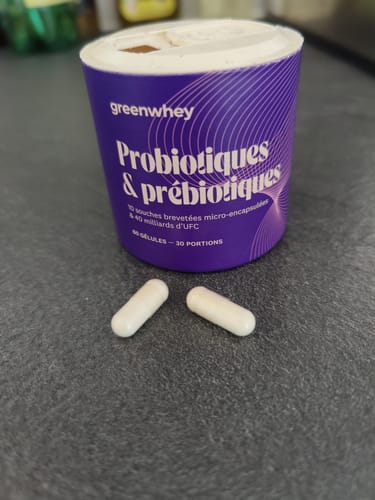 Avis d'un client sur les Probiotiques & Prébiotiques, montrant le pot violet et deux gélules blanches.