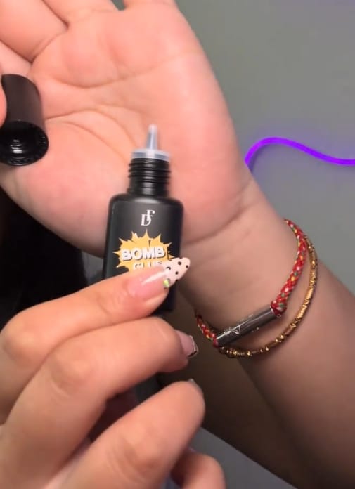 Customer photo review of Bomb Glue 0.1-0.3s Fast Drying Extremely Strong Lash Adhesive