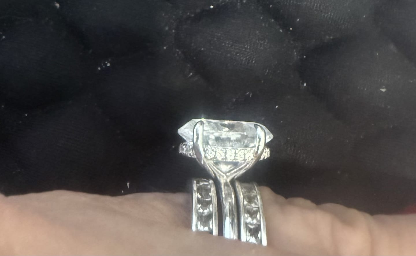 Customer photo review of S925 Moissanite 2.0~5.5 Carat Oval Cut Hidden Halo Engagement Ring For Everyday Wear