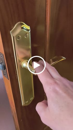 Customer video review of Manilla MASTER acabado dorado satinado con placa ovalada curva para puertas