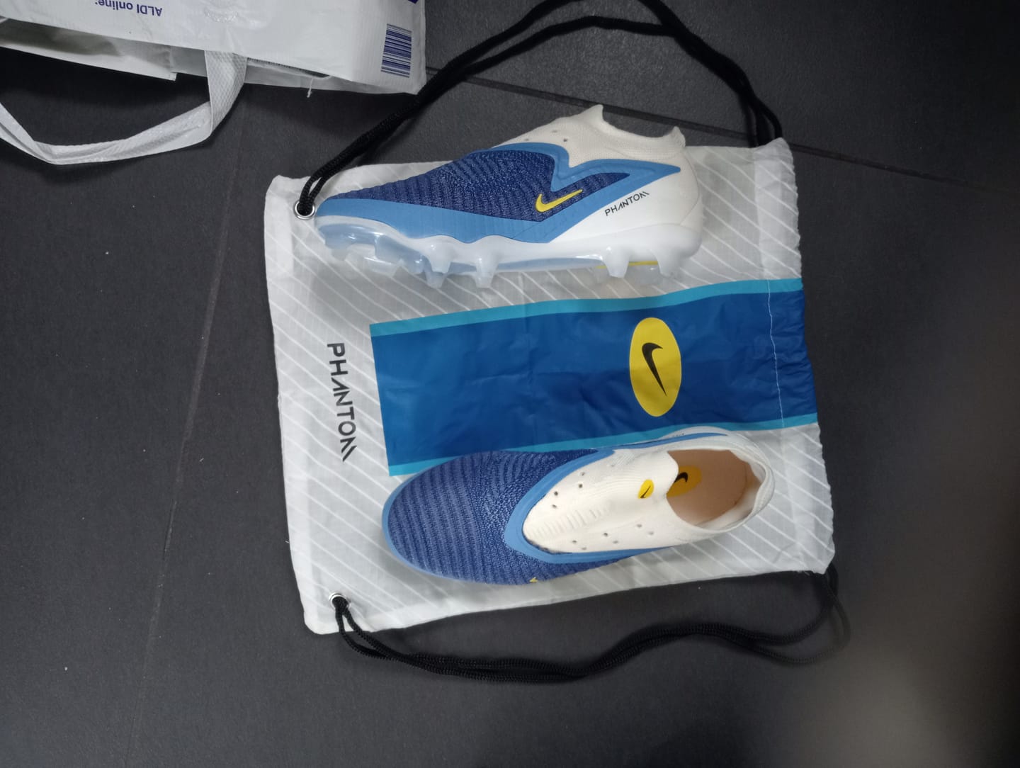 Customer photo review of Phantom 6 FG - Fear Nothing Bleu/Blanc/Jaune