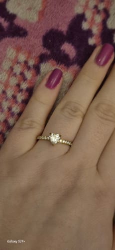 Nahaufnahme des funkelnden Drop Heart Rings an der Hand einer Rezensentin.