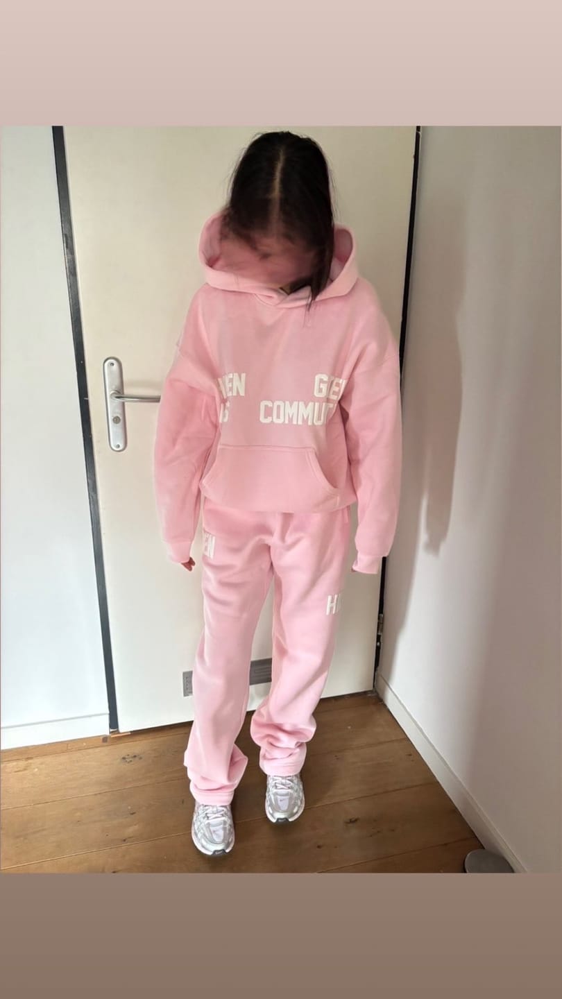 Kundenbewertung mit Foto von GATED COMMUNITY STRAIGHT LEG SWEATPANTS LIGHT PINK