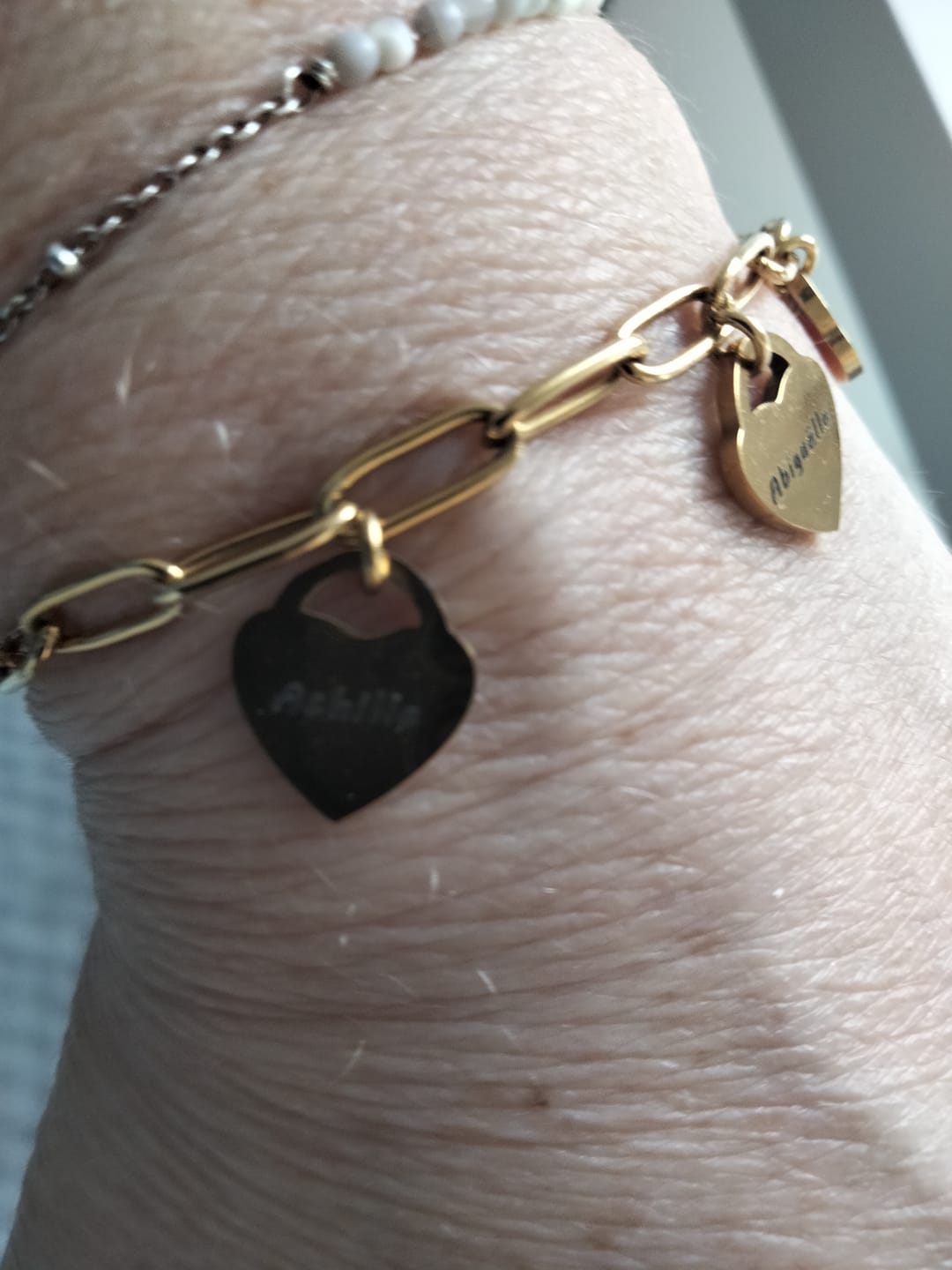 Customer photo review of Bracelet avec pendentifs cœur personnalisés