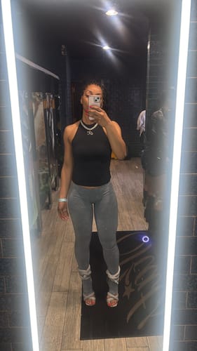 Customer taking a mirror selfie showing the front fit of the grey Seamless LowRise Leggings.