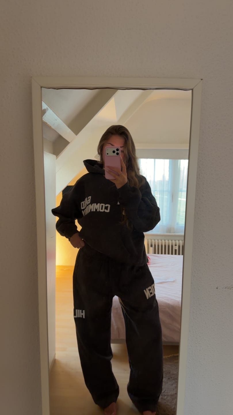 Avis client avec photo sur le pantalon de survêtement à jambes droites GATED COMMUNITY, gris foncé