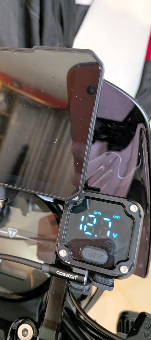 Customer photo review of C36 Motorcycle Bi-Directional Battery Charger – 100W PD Fast Charge, Real-Time Voltage Display, IP67 Waterproof, Lead-Acid Repair, Mirror/Adhesive Mount