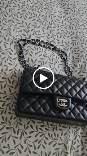 Customer video review of FLAP BAG 25CM SILVER HARDWARE BLACK LAMBSKIN