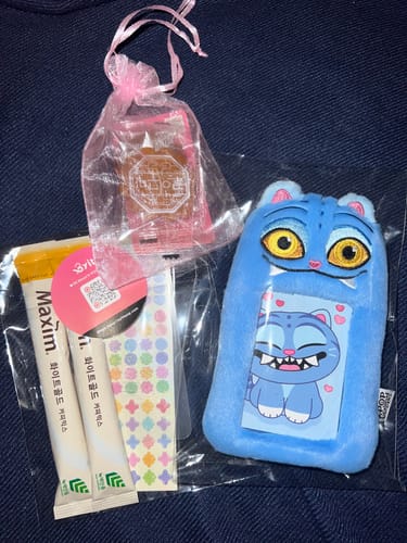 Customer photo review of KPop Demon Hunters Official POP-UP MD - Derpy Photocard Holder Keyring