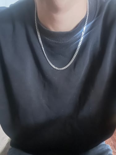 Cliente usando la Cadena Miami Cuban de 5mm sobre una camiseta negra.