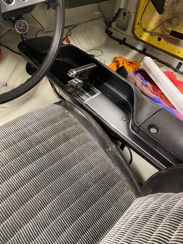 Kunde som har foliert midtkonsollen på en veteranbil med sort matt kontaktplast.