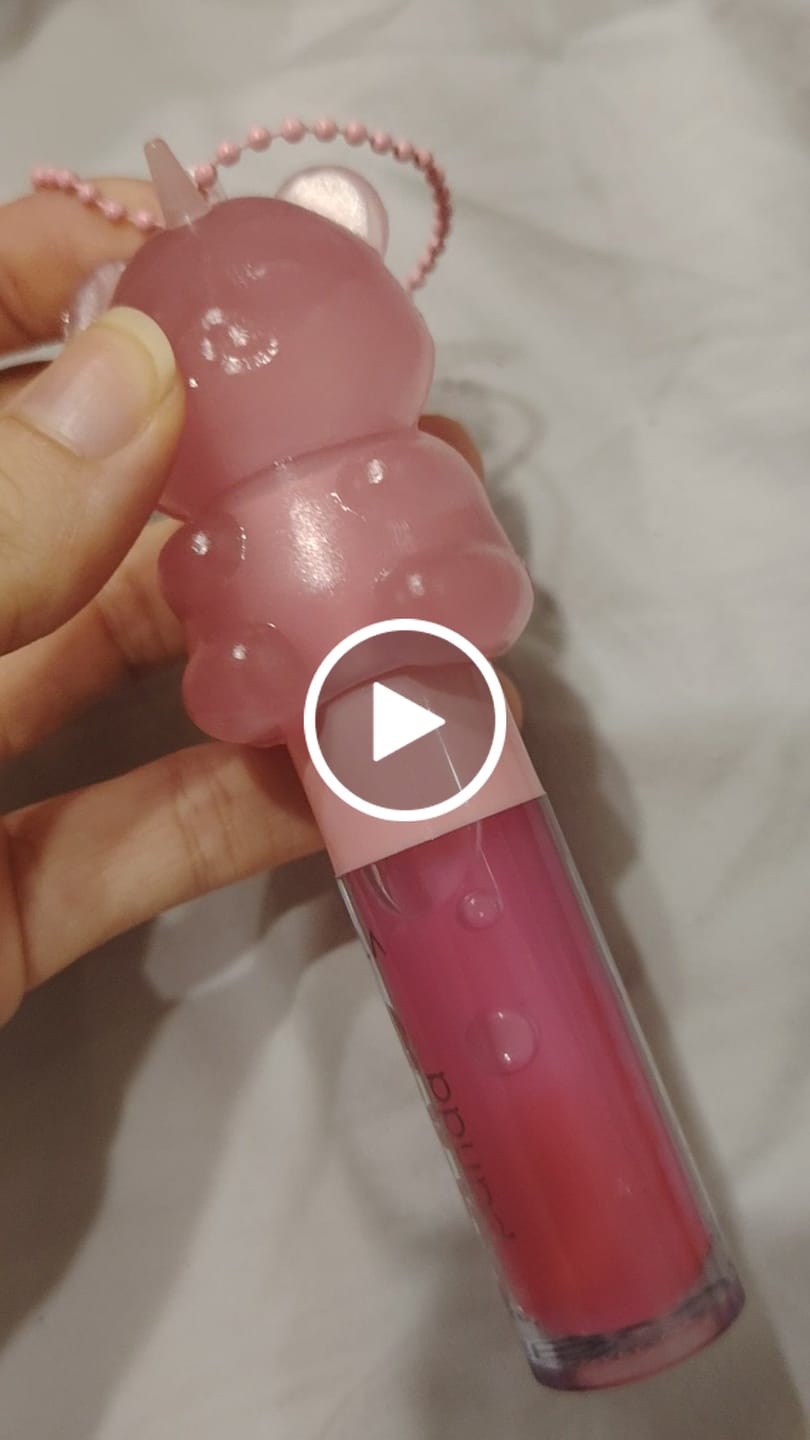 Customer video review of Lip Oil Gummy Panda – VIZZELA