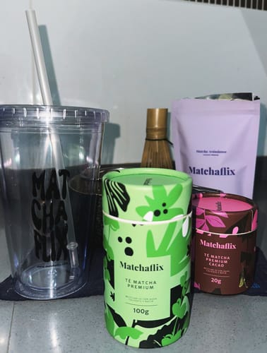 Un cliente muestra su pedido con el Té Matcha Premium, otros tés y el vaso de regalo de Matchaflix.