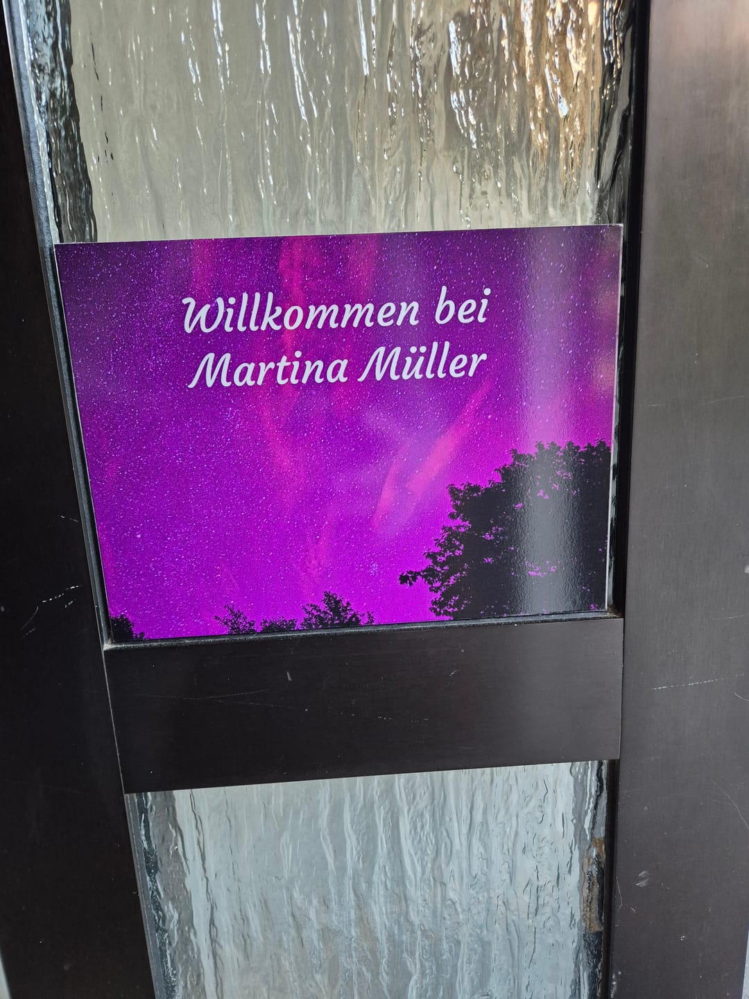 Customer photo review of Familien Türschild (UV- und wetterfest) inkl. Klebebefestigung