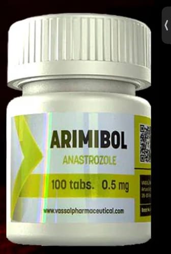 Cliente muestra un bote blanco de Arimibol Anastrozole que contiene 100 tabletas de 0.5 mg.