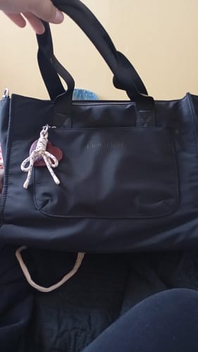 Reseña con foto de un cliente sobre Bolso Nylon Notebook Charm Corazón Street