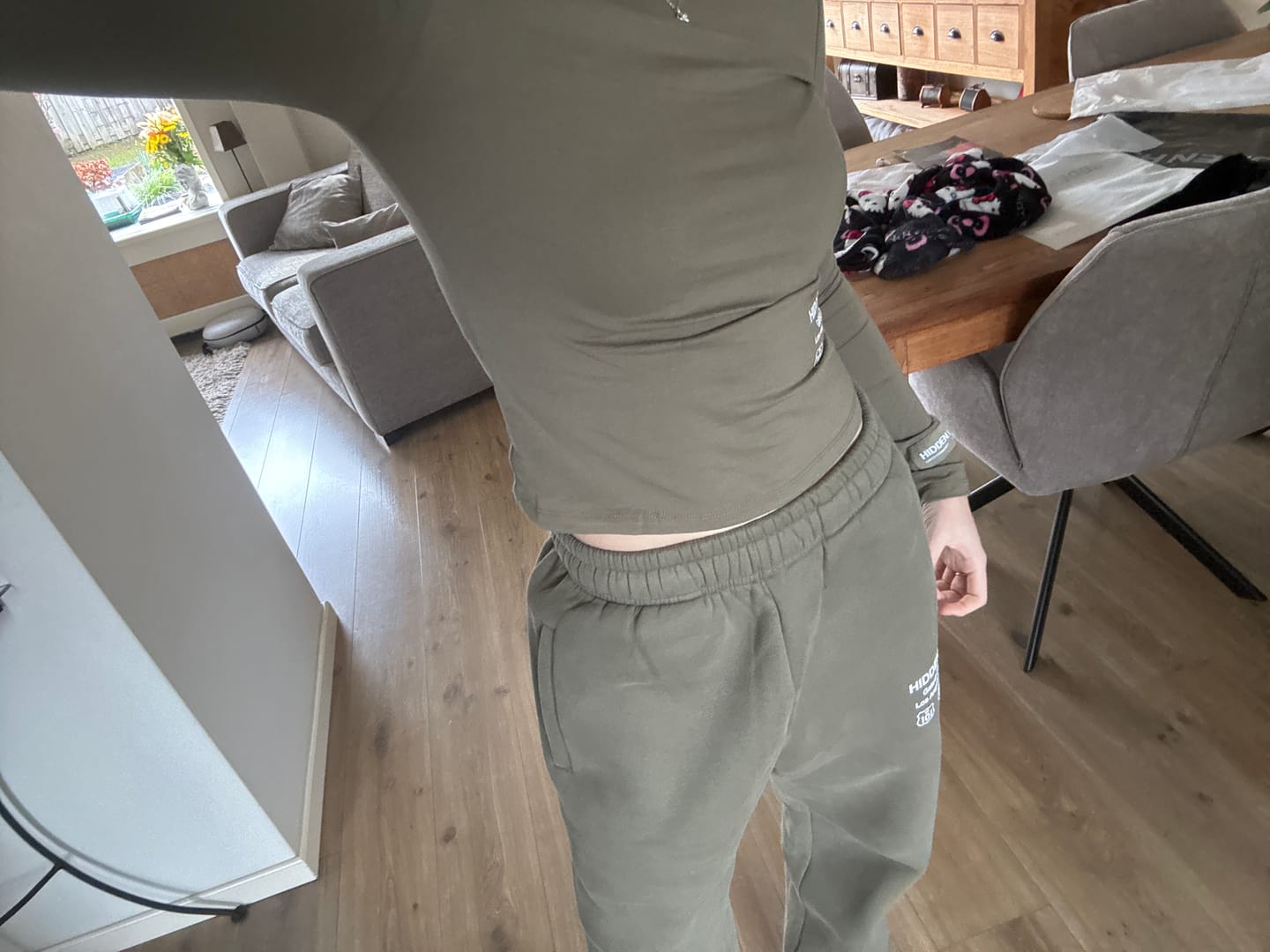 Recenzja ze zdjęciem klienta dotycząca spodni dresowych LABEL STRAIGHT LEG w kolorze SAGE