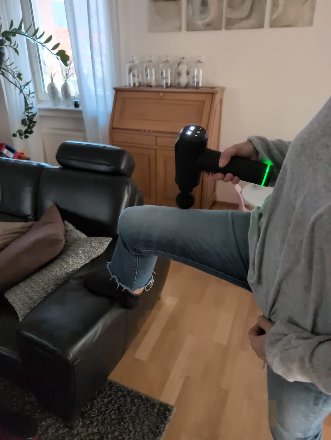 Customer photo review of Massagepistole mit 30 Geschwindigkeiten / Massage Gun für tiefe Muskelmassage mit bis zu 3600 Impulsen/min / 10 Aufsätze für Nacken, Rücken & Körper / Mit LCD-Touchscreen