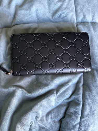 Customer photo review of Gucci Zipper Wallet Black Embossed 248406