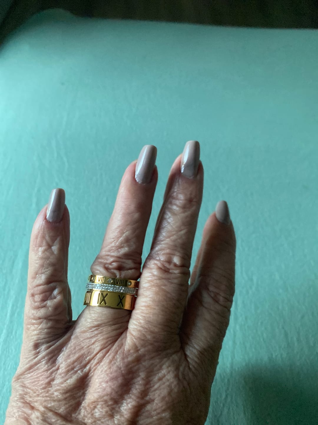 Customer photo review of Anel Aro Triplo Algarismo Romano Banhado em Ouro 18K