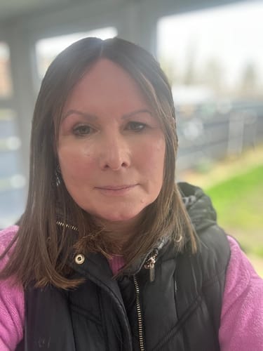 Customer photo review of Raregen Amelia 18” | 100% Hand-tied Human Hair Wig-Light Brunette with Subtle Golden Highlights