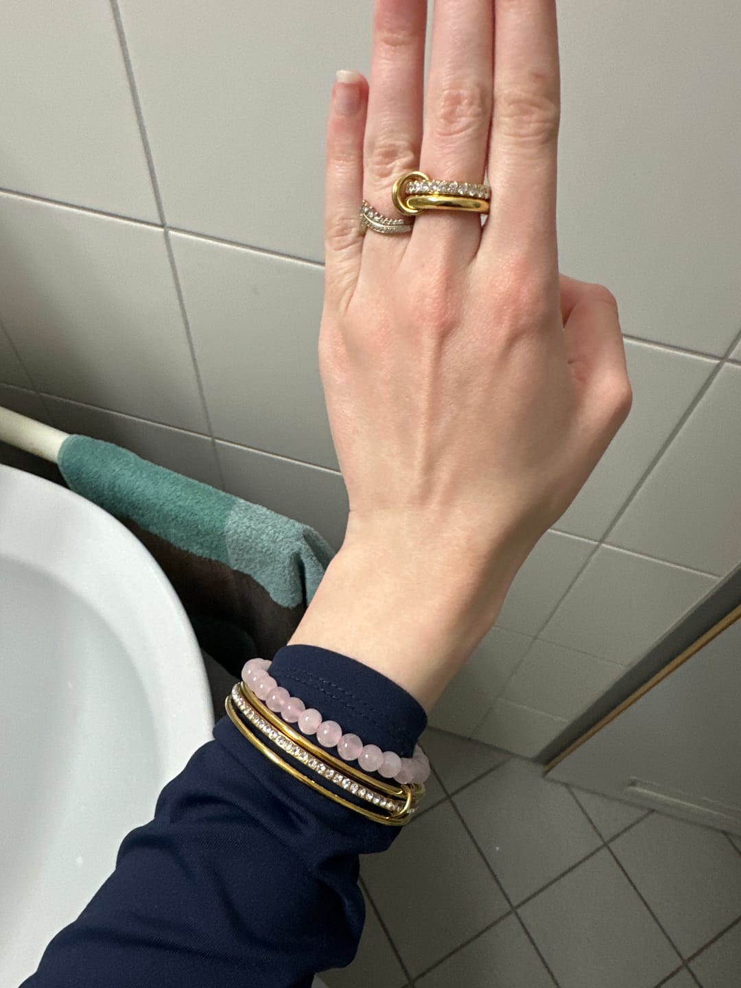 Customer photo review of Pave Infinity Flow Ring 18K Vergoldet
