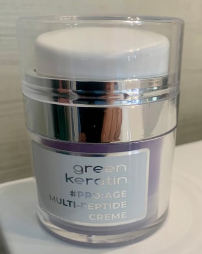 Avis d'un client : Le pot à pompe transparent de la Crème PRO:AGE MULTI-PEPTIDE, montrant sa couleur mauve.