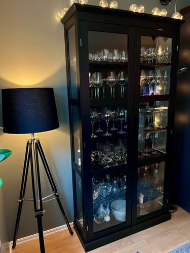 Anmelderens ferdige vitrineskap, nå sort og moderne med Treverk sort matt kontaktplast.