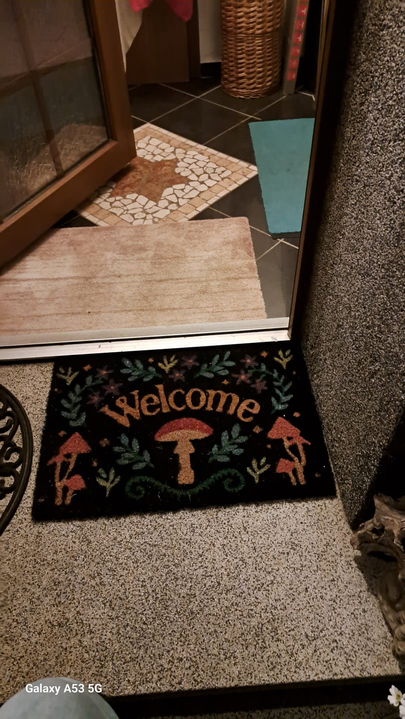 Customer photo review of Witchy Pilz-Fußmatte „Welcome“ – schwarzes Waldmotiv für deinen Eingang