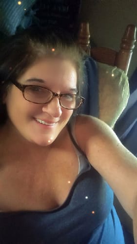 A happy reviewer smiling, sharing their positive experience with the Body Magic Chlorophyll Pill.