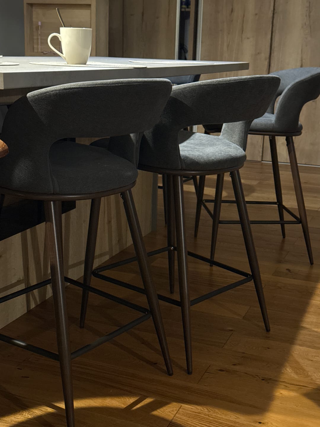 Customer photo review of Scaun bucatarie insula H114, gri/nuc, stofa clasica/otel, 48x52x92 cm