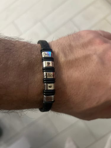 Customer photo review of Bracciale Papà Personalizzato con Nomi – Pelle Intrecciata Nera & Acciaio
