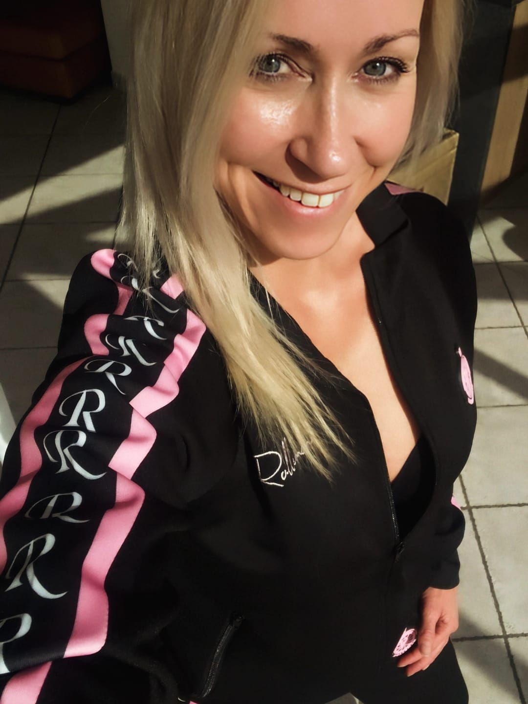 Customer photo review of Rosita Tweedelig Trainingspak voor Dames - Zwart met Roze Strepen