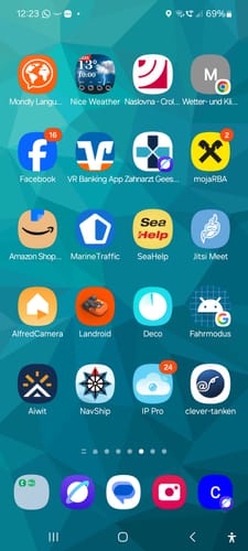 Rezensent zeigt den Startbildschirm eines Samsung-Handys, auf dem die 3-in-1-Schutzfolie angebracht ist.