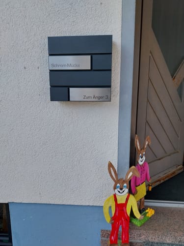 Customer photo review of AlbersDesign Briefkasten B4 Eisenglimmer (DB703) personalisiert mit Edelstahl-Schildern