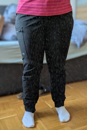 Eine Kundin trägt die gemusterte Selva Wanderhose und zeigt die Passform und die verstellbaren Bündchen am Knöchel.