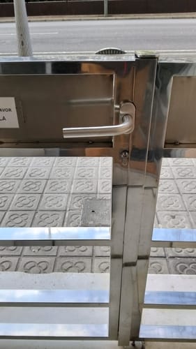 Customer photo review of Manilla modelo '403' con Roseta estrecha ovalada inoxidable para puertas de aluminio