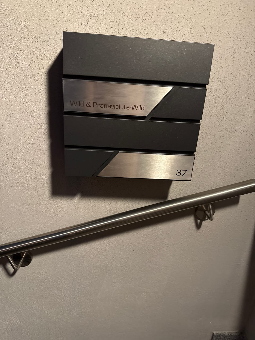 Customer photo review of AlbersDesign Briefkasten B1 Eisenglimmer (DB703) personalisiert mit Edelstahl-Schildern