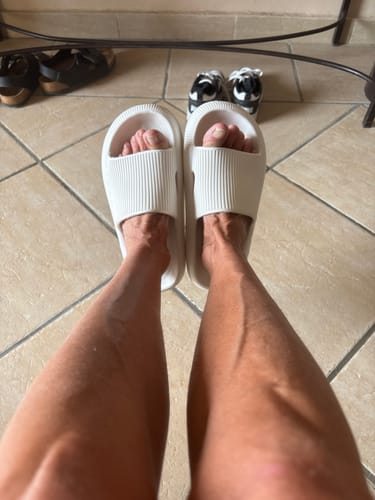 Customer photo review of HappyFlops