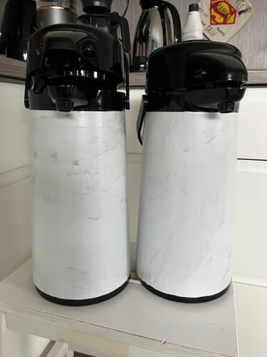 Kunde viser to kanner fornyet med Marmor romeo hvit matt kontaktplast.