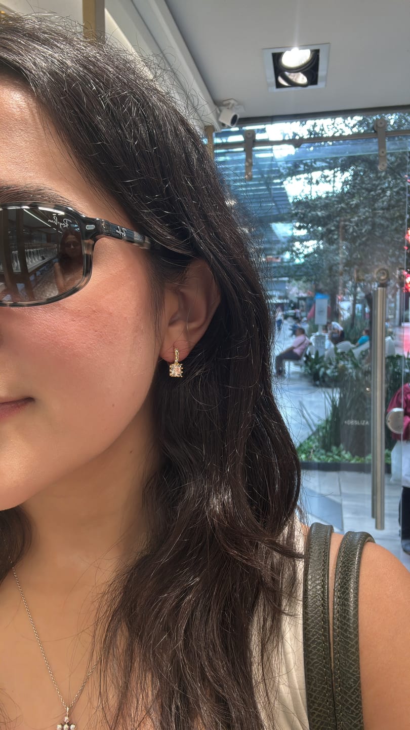 Customer photo review of Par Arracada Con Dije Cuadrado Zirconias