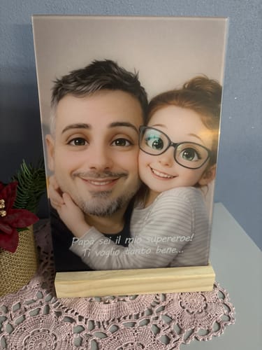 Customer photo review of Cartoon Love – Espositore in acrilico personalizzato con effetto cartoon per papà e famiglia