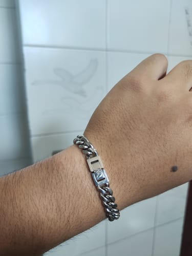 Un cliente muestra la brillante Pulsera Cuban de 8mm en su muñeca.