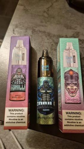Kunde zeigt sein RANDM TORNADO 7000 Vape-Gerät zwischen zwei verschiedenen Produktverpackungen.
