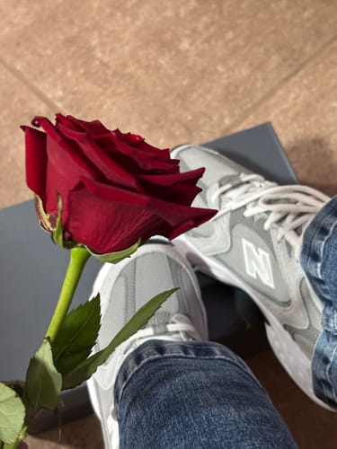 Customer photo review of Zapatilla New Balance 530 Unisex Gris - Blanco